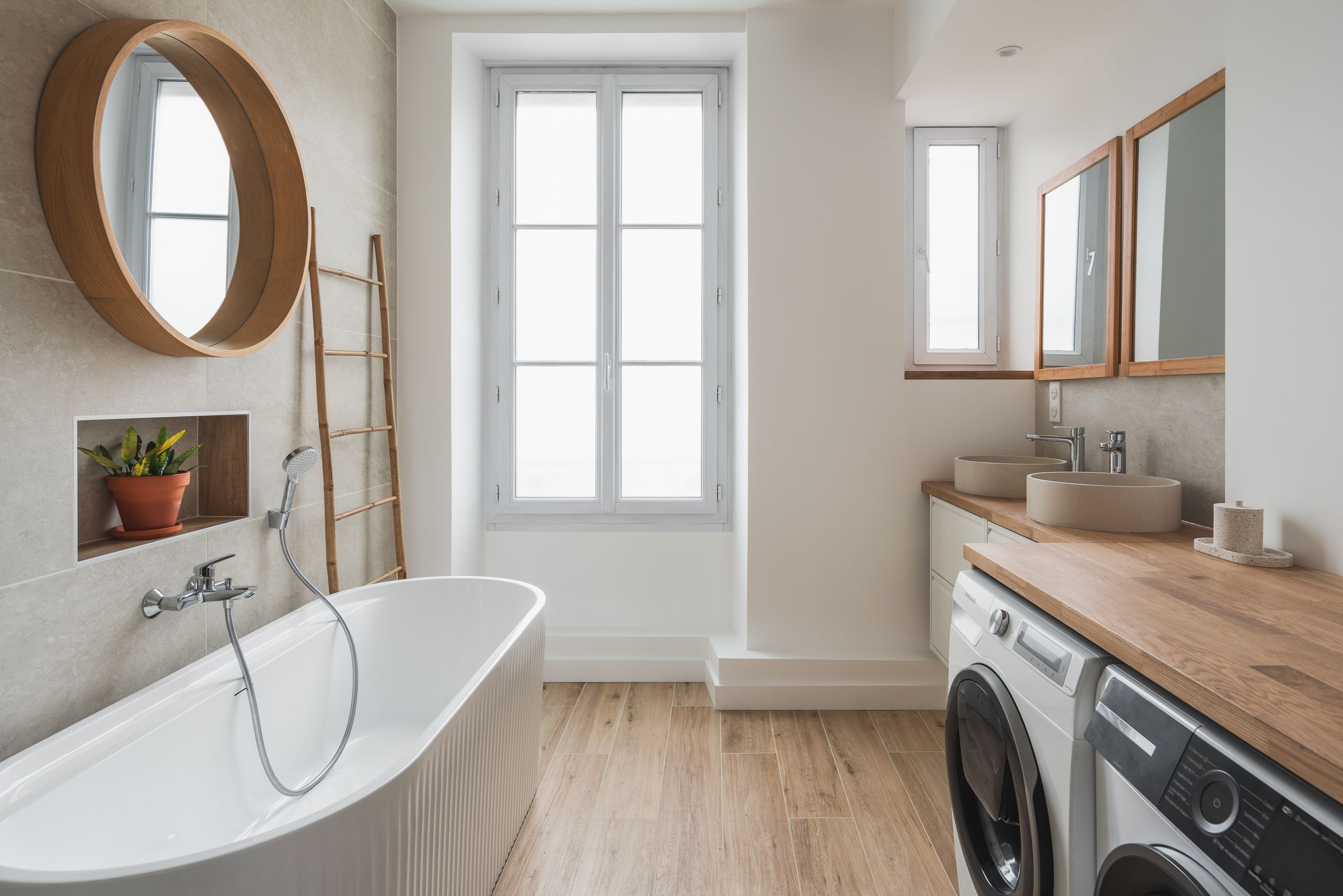 Salle de bain du projet Turenne avec baignoire et double vasque