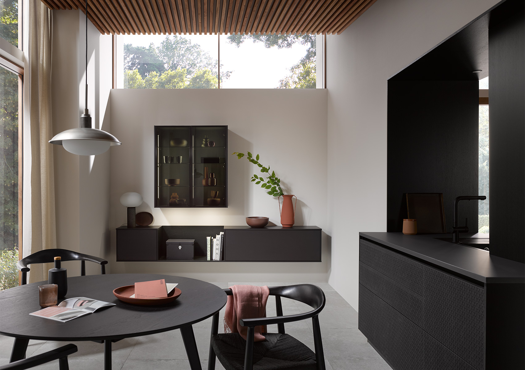 AV6085-GL_Eiche-schwarz_Sideboard_1700x1200 Meuble de séjour suspendu et rangements intégrés