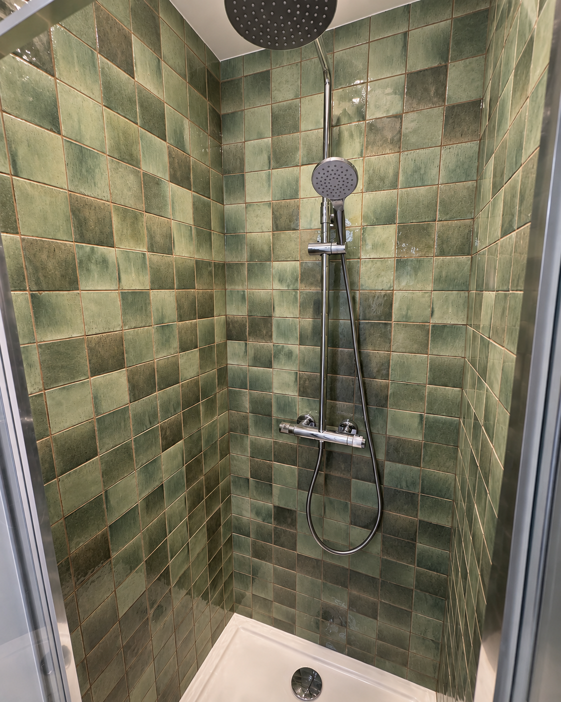 Douche habillée de zelliges verts dans le projet New York