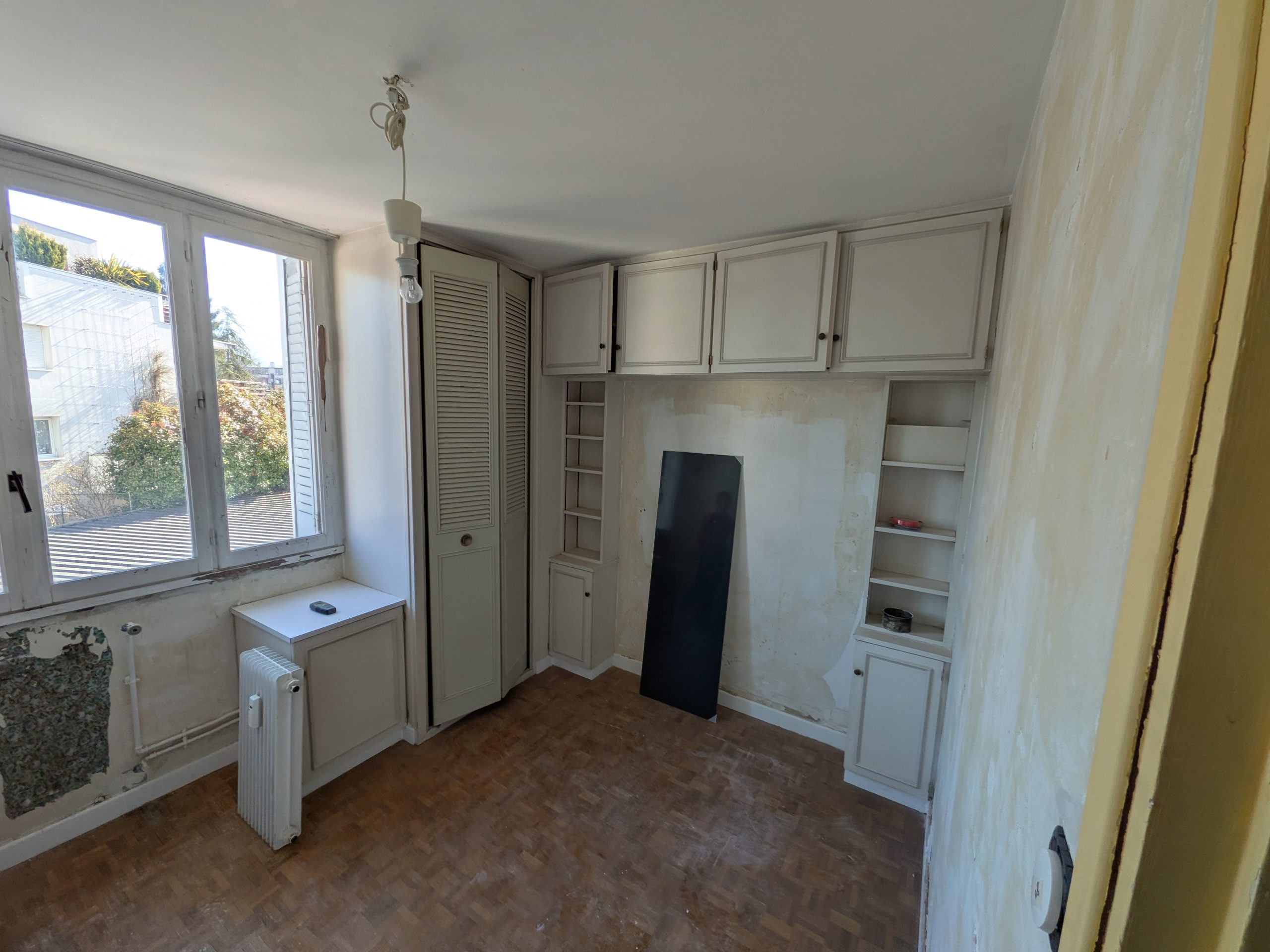Murs et parquet avant les travaux du projet Guilbaud à Grenoble