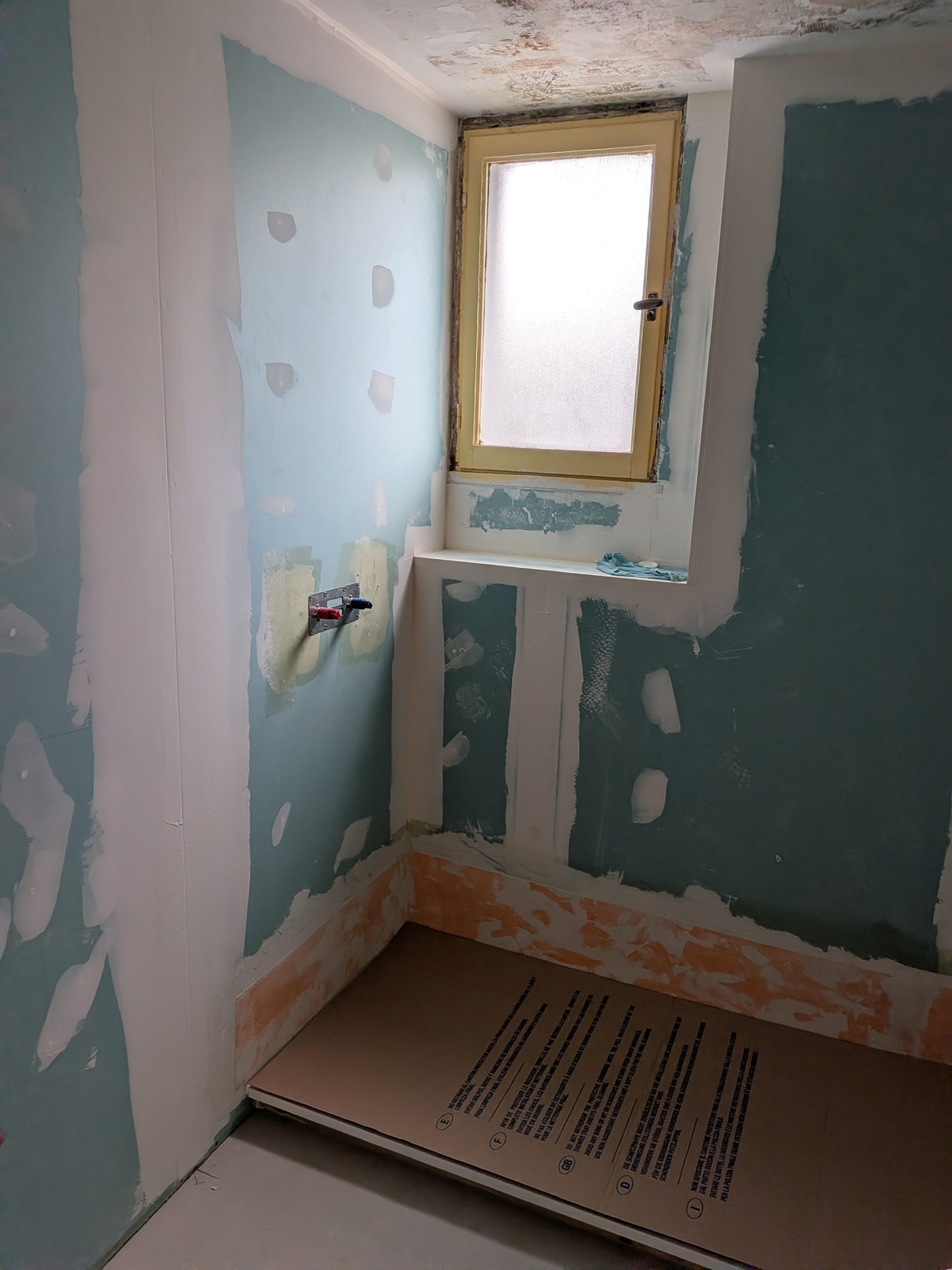 Préparation des supports de la salle de bain pendant les travaux